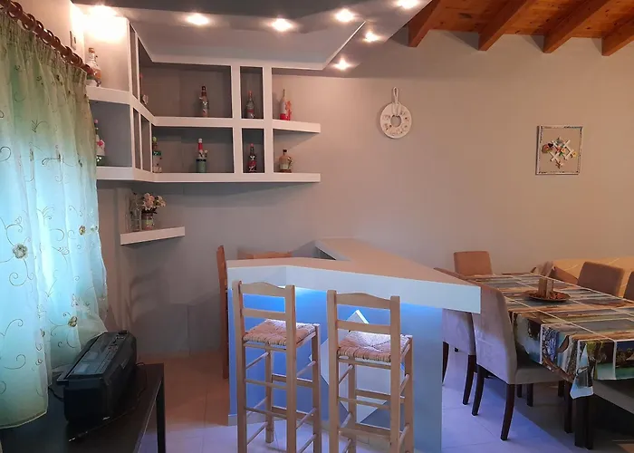 εξωτικο διαμερισμα με θεα την παραλια αλυκης